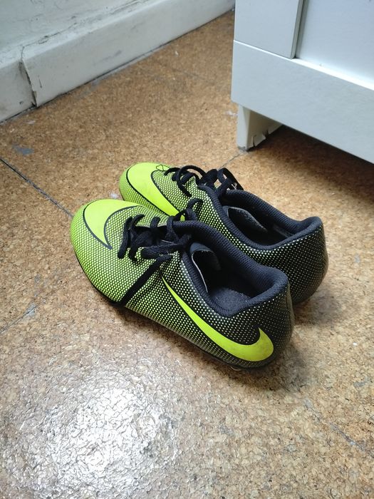 Equipamento de futebol para criança