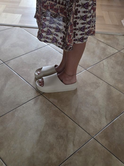 Klapki beżowe Hunter rozmiar 42