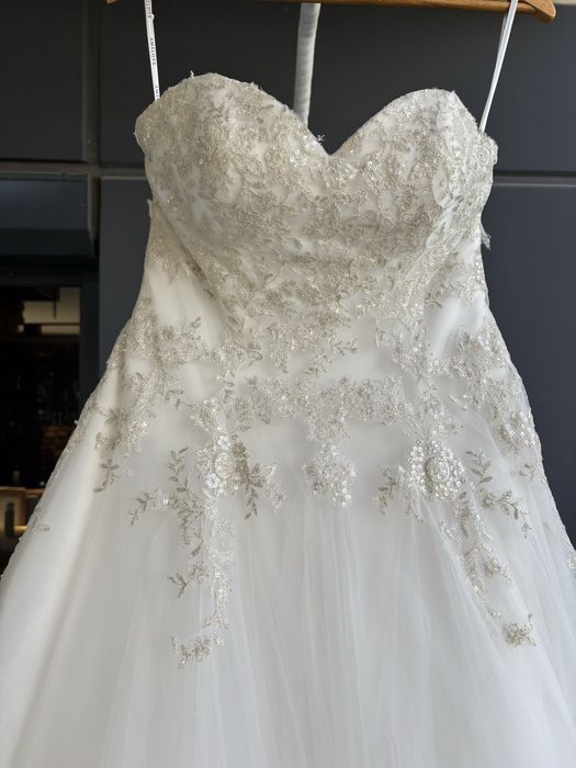 Suknia ślubna ze złotą koronką