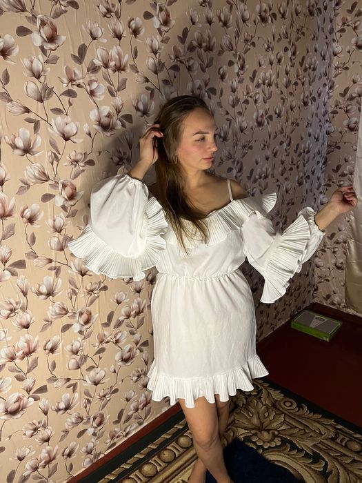 Красива біла сукня