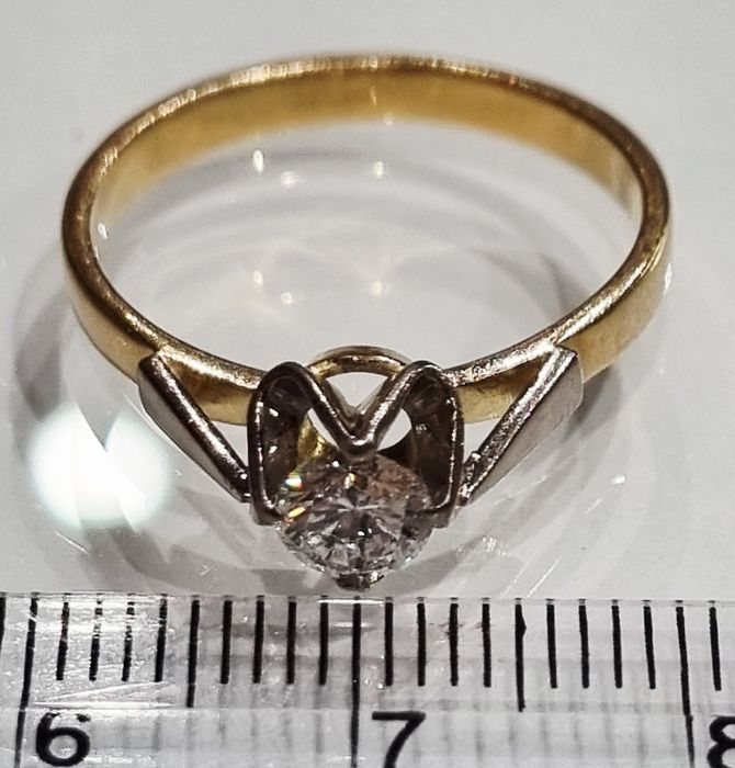 Золота каблучка з діамантом. ct ~0,45