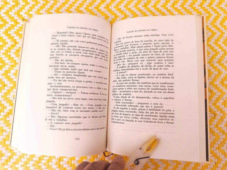 Viagem ao centro da terra
Júlio Verne