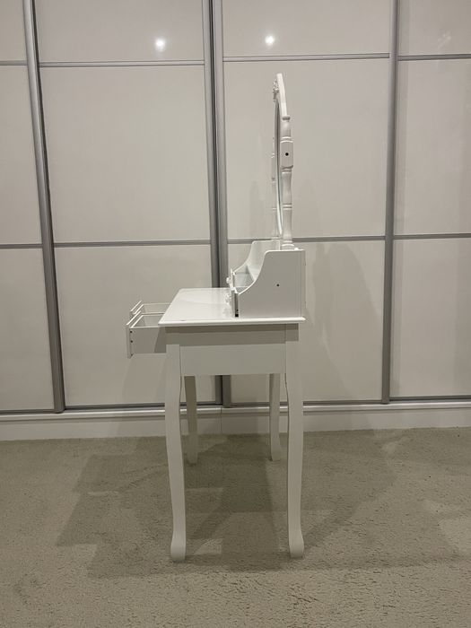 Toaletka biała z lustrem