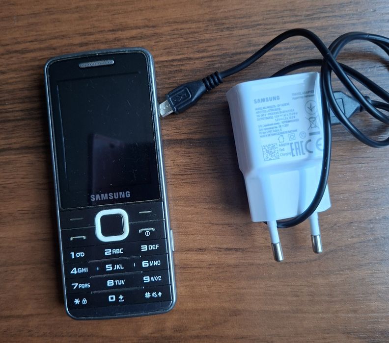 Telefon na przyciski srebrny Samsung GT-S5610 dla seniora