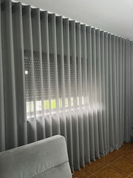 Cortinado cinza com calha. De qualidade