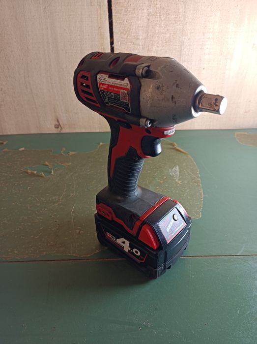 Klucz udarowy Milwaukee m18 BIW12 z baterią 4.0ah