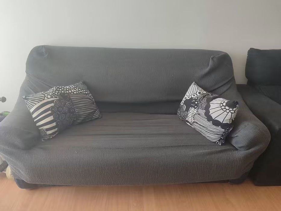 Sofá de 2 lugares com capa cinzenta