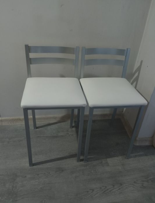 2 hokery krzesła srebrne siedzisko ekoskóra