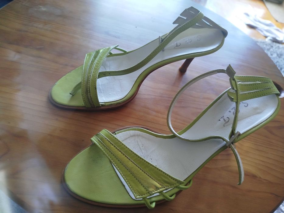 Sandálias tacão fino, tamanho 38, muito elegantes