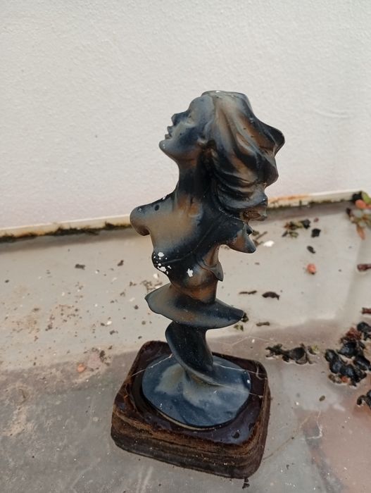 Estatueta 17 cm altura