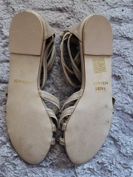 Nowe damskie sandały 37