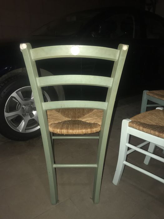 Cztery krzesła drewniane