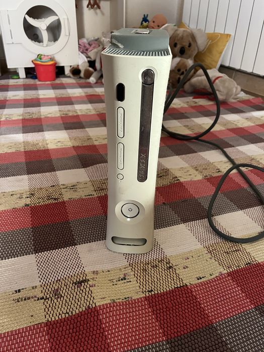 Xbox 360 com 17 jogos 2 comandos e carregadores