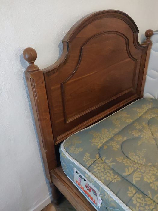 Cama + colchão + mesa de cabeceira madeira