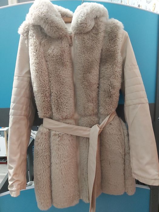 Butikowy beżowy płaszczyk z futerkiem