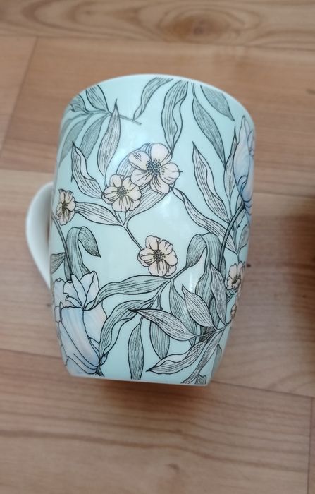 Чашка з квітковим орнаментом
