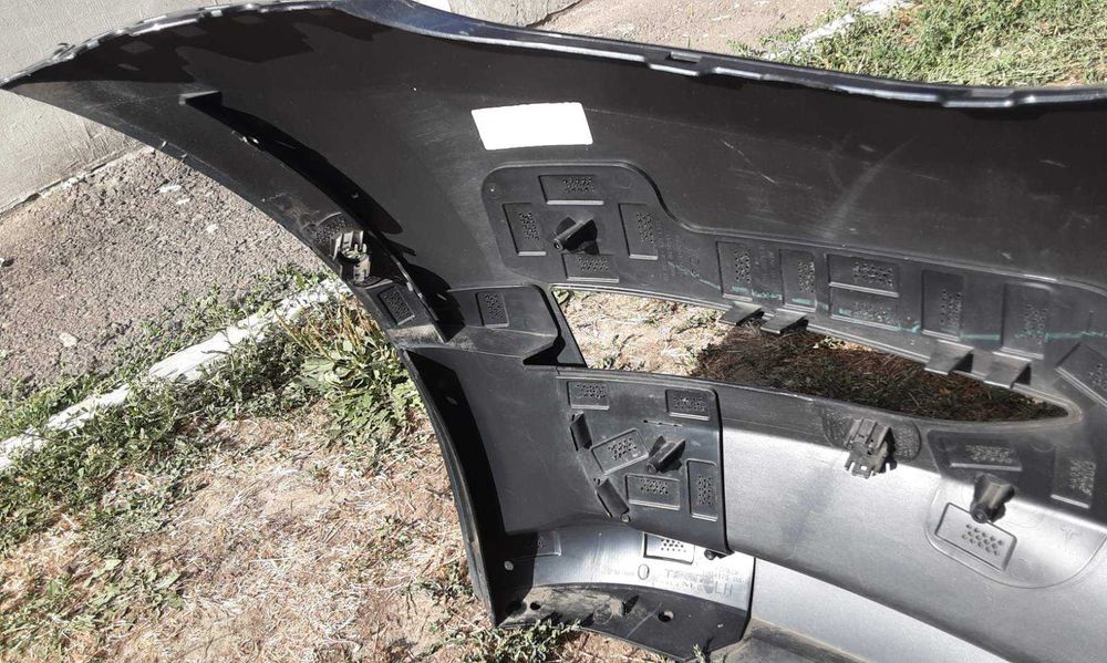 Tesla Model 3 бампер передній з отворами на парктоніки