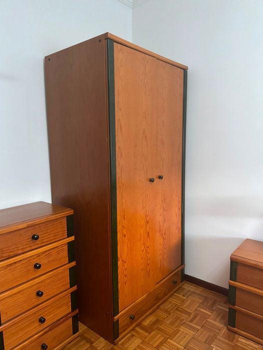 Mobília de Quarto Completa em Madeira + 2 Candeeiros