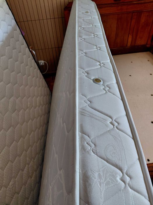 Cama com estrade e colchão + cómoda
