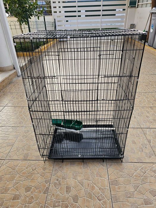 Gaiola de metal preta