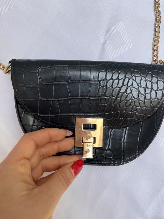 Mała torebka damska na łańcuszku