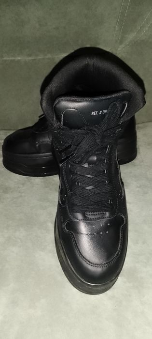 Кросівки високі Bershka чорні 39 -40