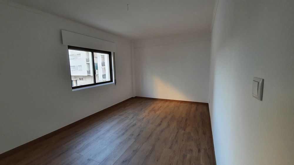 Apartamento T3 em Linda Velha para arrendamento