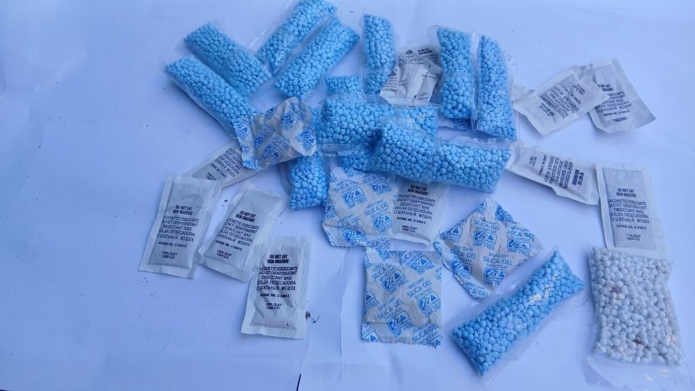 Сілікогель в пакетиках та насипом.