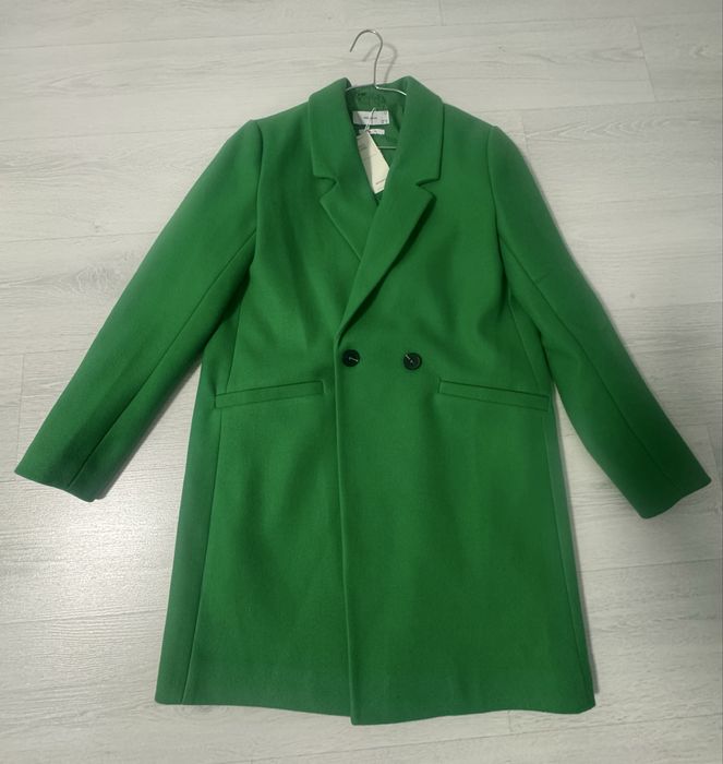 Нове пальто, зелений колір в розмірі 38.