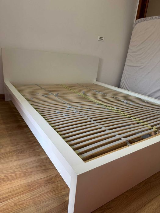 Cama de Casal Grande em Madeira – Branca