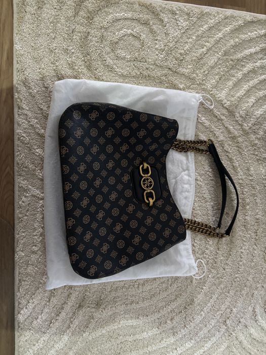 Mala Guess com pouco uso, esta como nova.