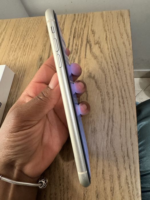 Iphone 11 branco e limpo