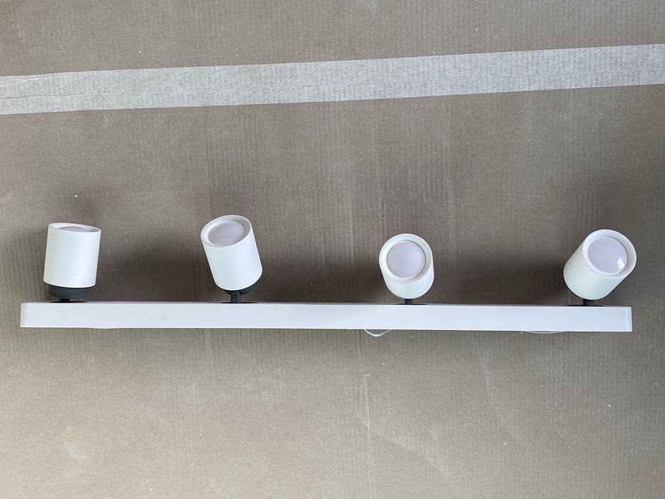 Białe lampy przysufitowe typu spot