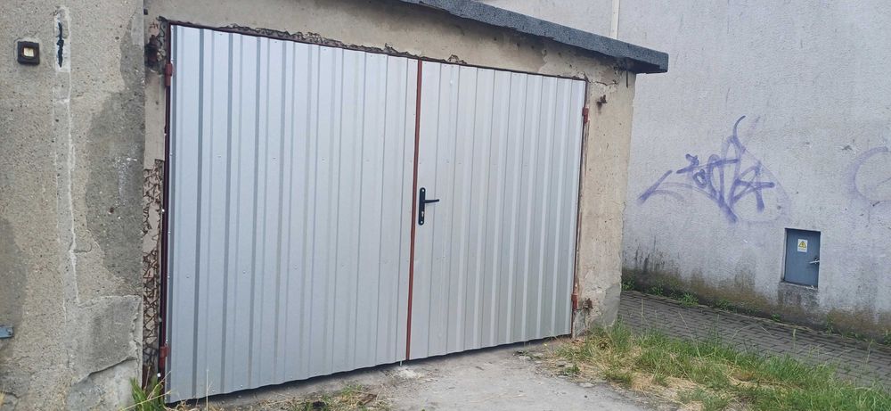 Stalowe drzwi do garażu