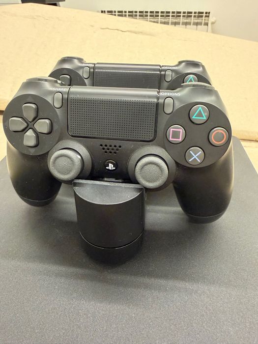 Playstation 4 com 2 comandos