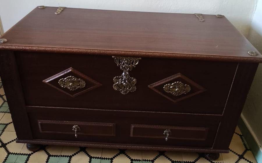 Baú em madeira e fechos em ferro