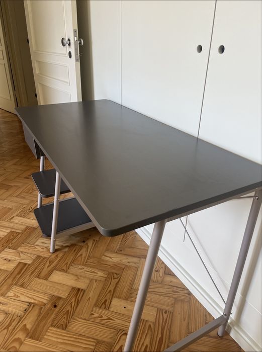 Secretária com gaveta e  arrumação