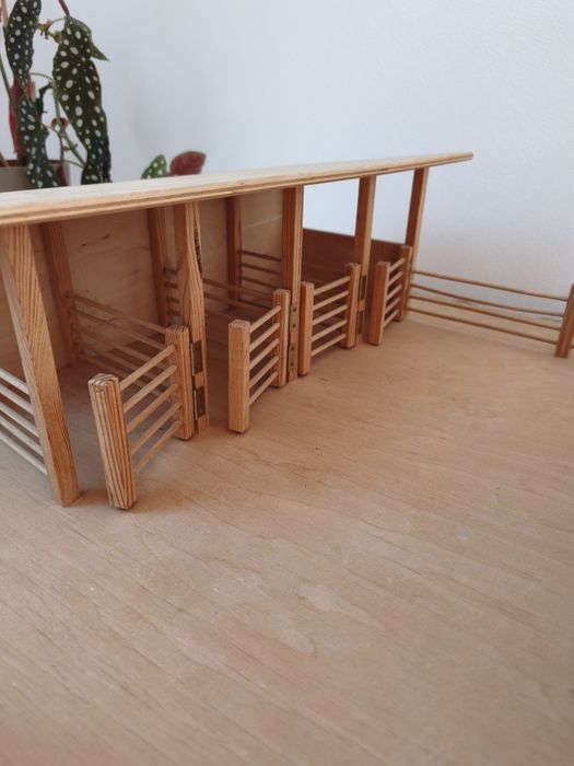Zabawkowa stajnia dla koni drewniana