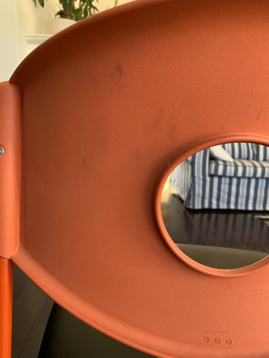 Krzesło pomarańczowe metalowe