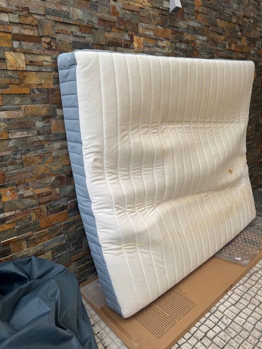 Colchão 180x200 cm – ótimo estado (apenas pequena marca)