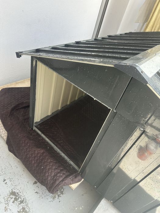 Vendo casota em chapa para 2/3 caes