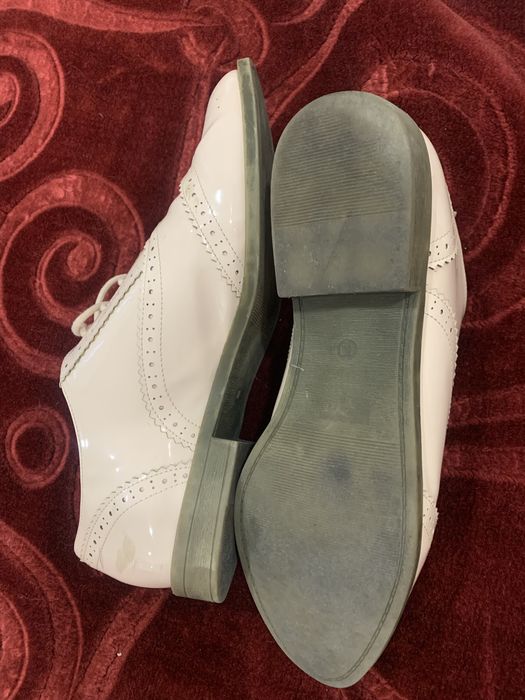 Sapatos rasos em verniz beije com atacadores