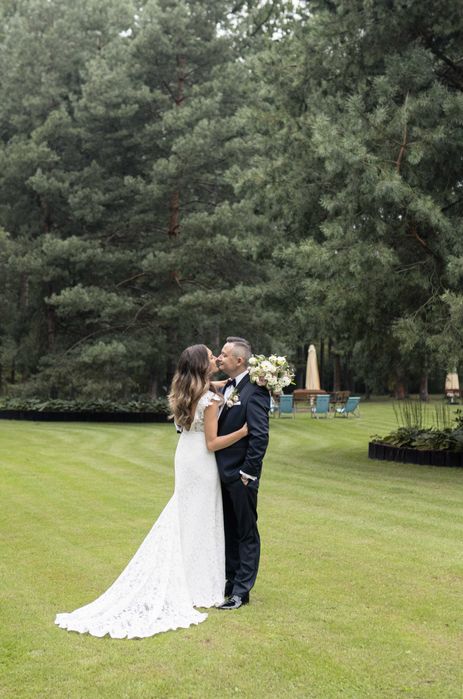 Elegancka suknia ślubna.