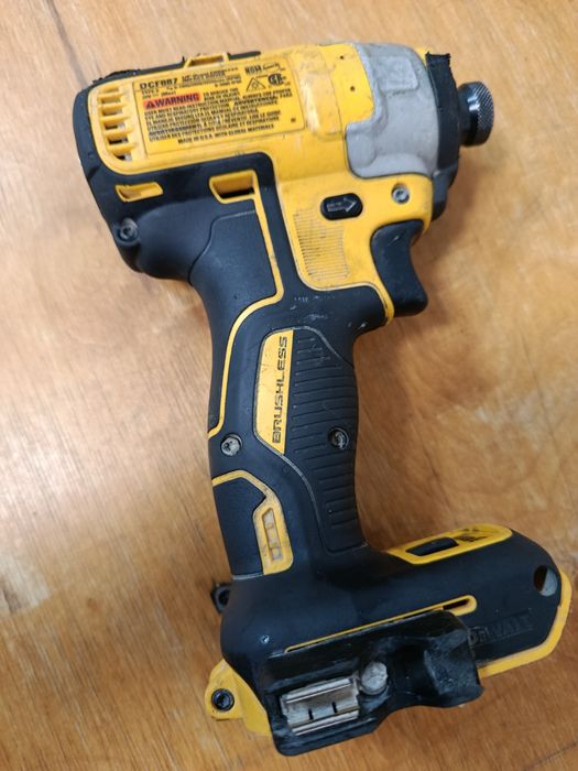 Продам шуруповерт і батарея (б/у)та зарядний пристрій (новий)DeWalt США