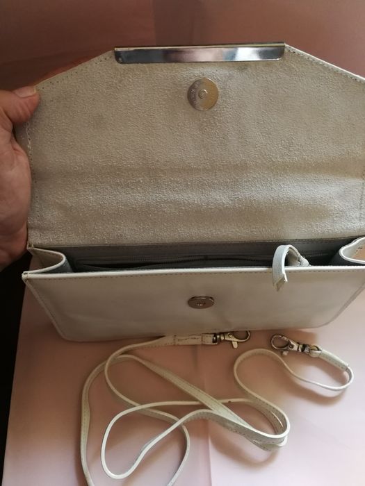 Кожаная каркасная белая сумка