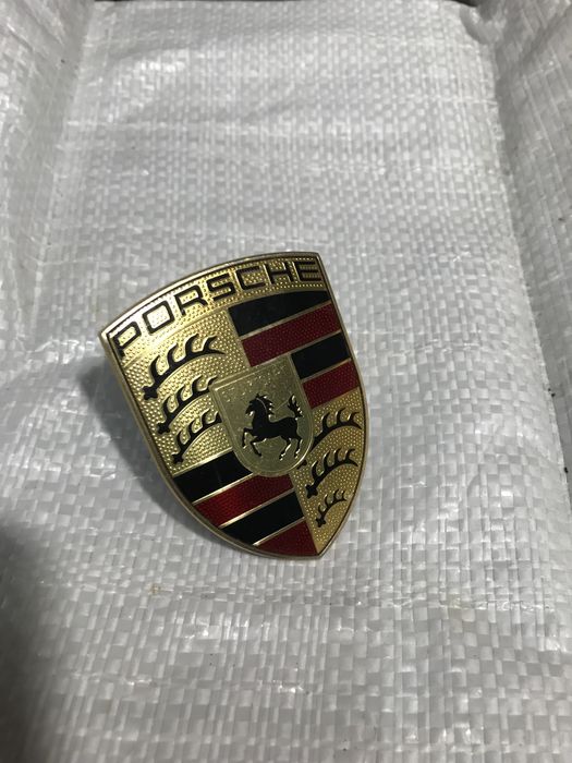 Значок на переданий бампер порш каєн