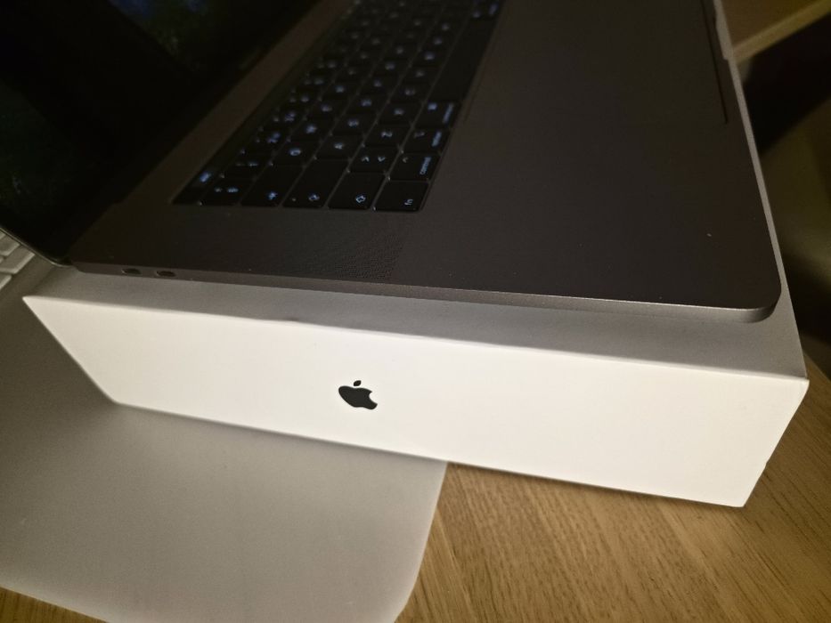 MacBook Pro 15” i7 | 16GB RAM | 1TB SSD | Radeon Pro 560X
