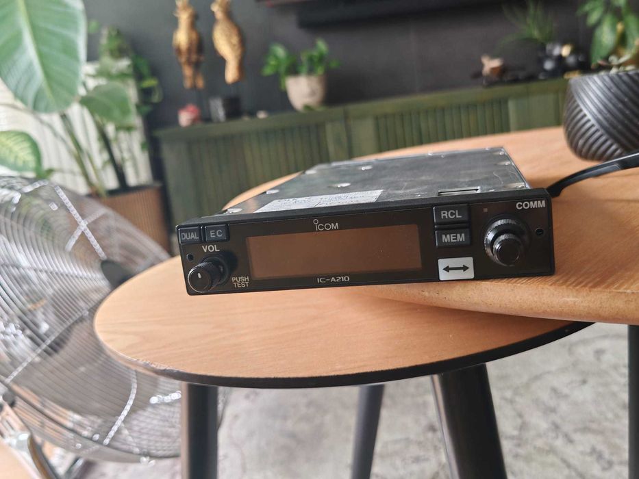radio lotnicze ICOM A210