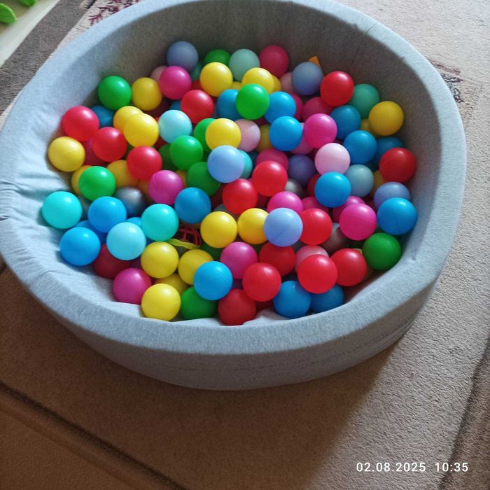 Сухий бассейн з кульками