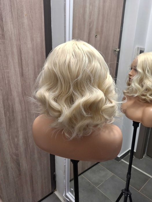 Krótka kręcona peruka blond z koronkową siateczką Lace Front Wig